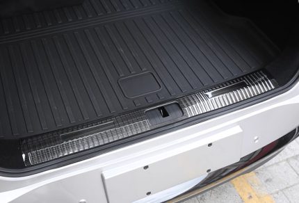Beskyt bagagerummets læssekanter med en stål skinne i sort