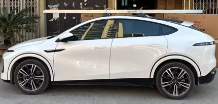 Tagbøjler monteret på XPeng G6 2023–2026 ved brug af originale monteringsbeslag