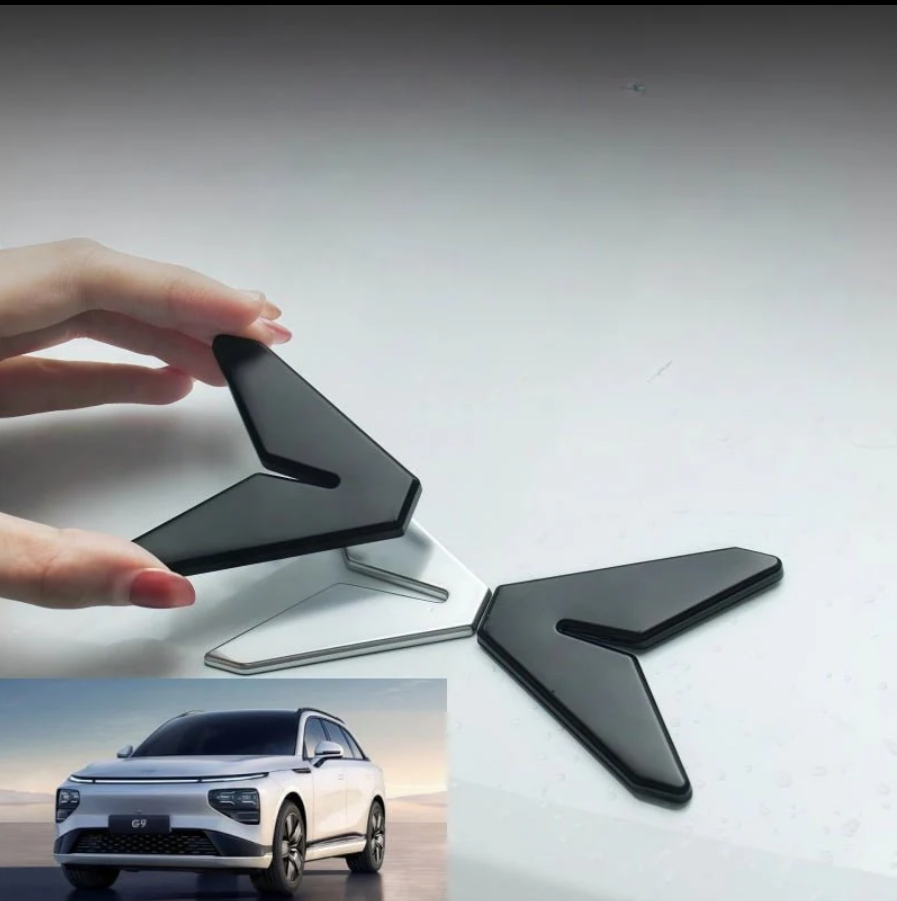 XPENG G9 sort front logo – stilren montering | Umates Gear Sort XPENG G9 front logo sæt vist ved montering – tilbehør fra Umates Gear