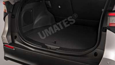 Bagagerum i Toyota bZ4X 2026 facelift model med JBL subwoofer installeret i venstre sidepanel