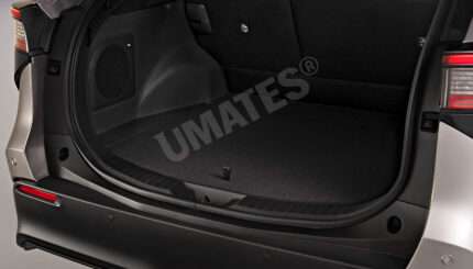Bagagerum i Toyota bZ4X 2026 facelift model med JBL subwoofer installeret i venstre sidepanel