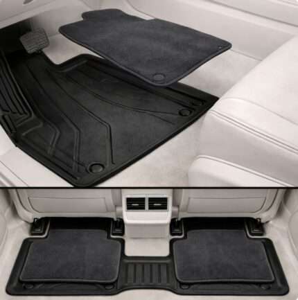UMATES gummi og velour bilmåtter monteret i kabinen – for og bag