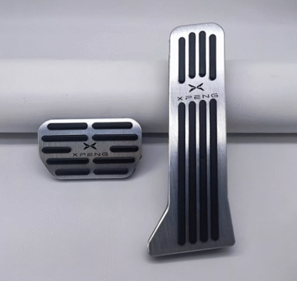 Aluminium sportspedaler til XPeng G6 med skridsikker overflade og XPeng-logo