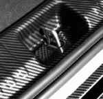 Detalje af bagkofangerbeskytter i sort titanium med adgang til bagagerummets krog på Volkswagen ID.3"