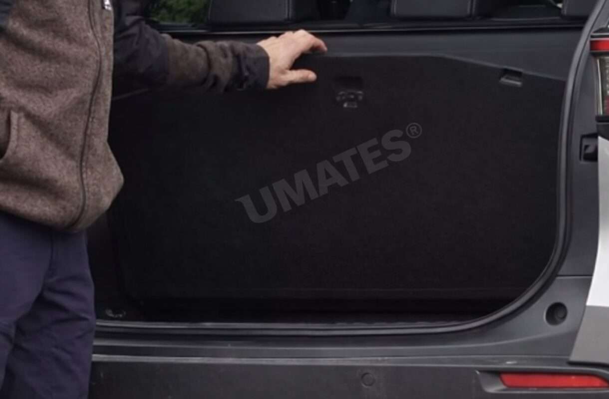 Umates bagagerumsmåtte med nem adgang til nederste opbevaringsrum i bilens bagagerum