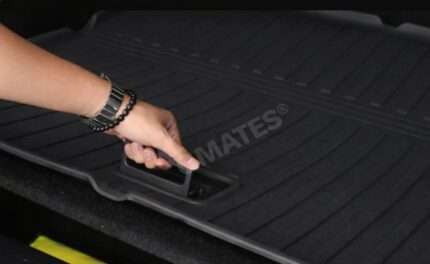 Umates bagagerumsmåtte med EasyAccess™ funktion giver nem adgang til nederste opbevaringsrum i bagagerummet.