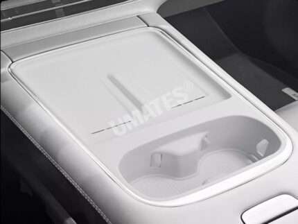 Hvid silikone indsats monteret i midterkonsol og kopholder på Xpeng G6 fra 2025 facelift og nyere årgange