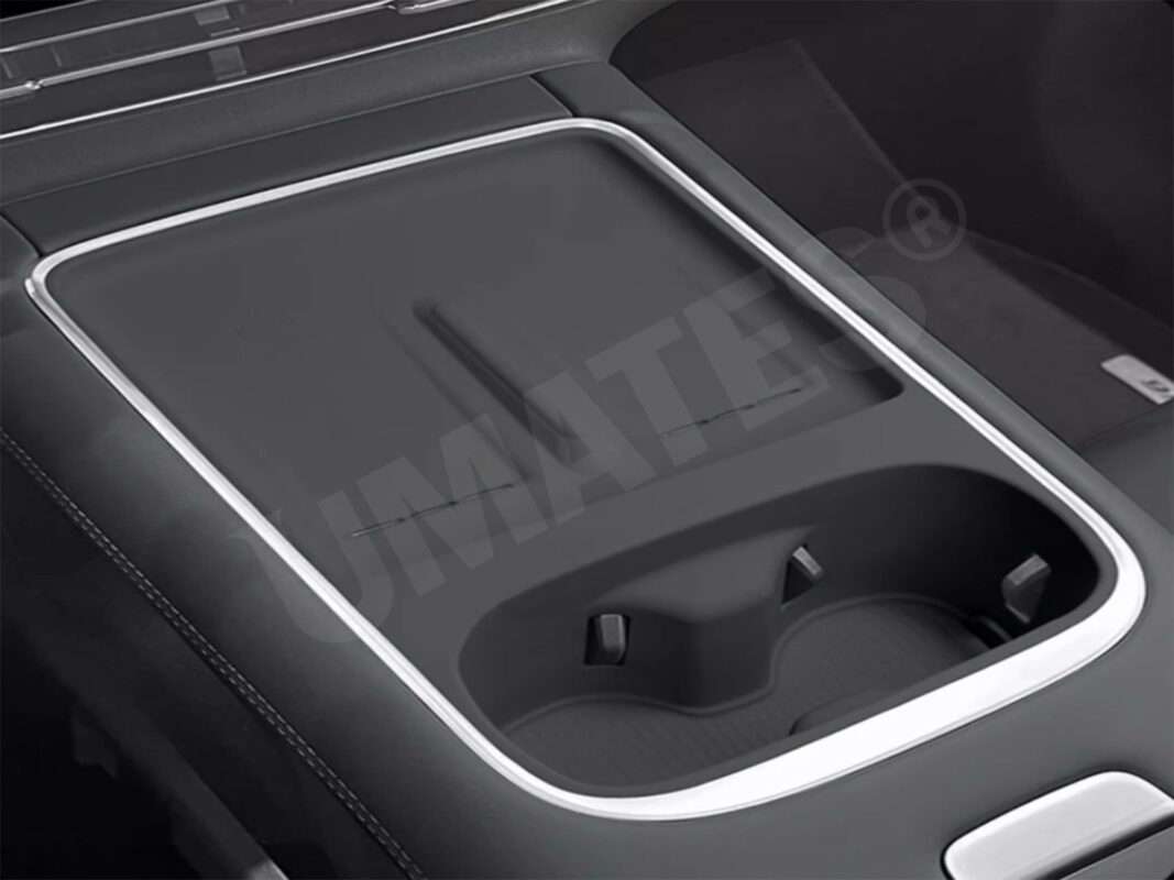 Sort silikone indsats monteret i midterkonsol og kopholder på Xpeng G6 fra 2025 facelift og nyere årgange
