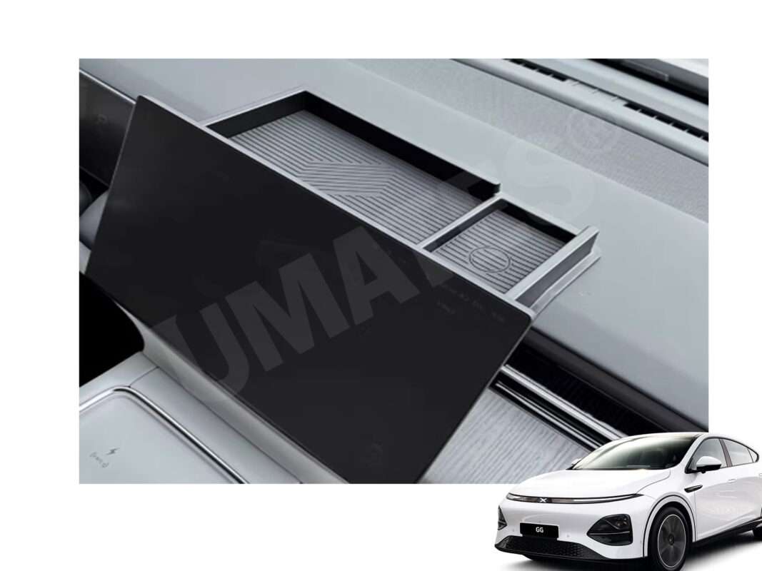 Specialdesignet opbevaringsbakke monteret bag hovedskærmen i Xpeng G6 2023 og nyere årgange med integreret pasform og skridsikker overflade.