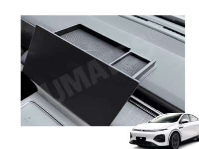 Specialdesignet opbevaringsbakke monteret bag hovedskærmen i Xpeng G6 2023 og nyere årgange med integreret pasform og skridsikker overflade.