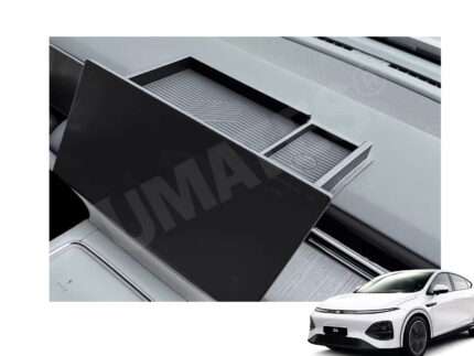 Specialdesignet opbevaringsbakke monteret bag hovedskærmen i Xpeng G6 2023 og nyere årgange med integreret pasform og skridsikker overflade.