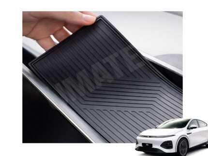 Fleksibelt og skridsikkert silikoneindlæg til opbevaringsbakke i Xpeng G6 2023 og nyere årgange, vist løftet op for nem rengøring og vedligeholdelse.