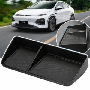 Centerkonsol opbevaringsbakke til XPeng G6 facelift 2025 og nyere årgange vist sammen med bilen i kørsel samt detalje af montering i kabinen.