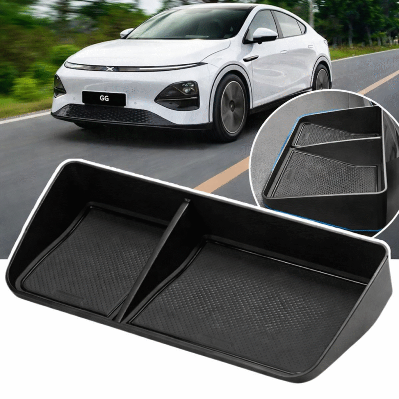 Centerkonsol opbevaringsbakke til XPeng G6 facelift 2025 og nyere årgange vist sammen med bilen i kørsel samt detalje af montering i kabinen.