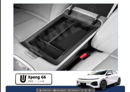 Formstøbt opbevaringsbakke monteret under armlænet i Xpeng G6 2023 og nyere årgange, integreret harmonisk i bilens interiør