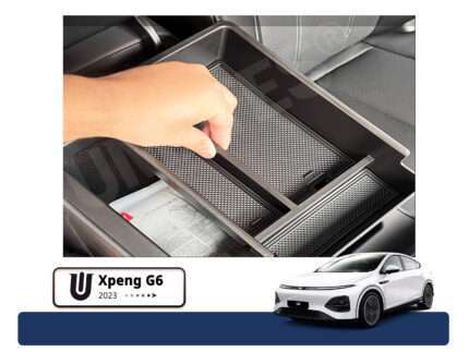 Viser hvor enkelt indsatsen monteres i rummet under armlænet i Xpeng G6 2023 og nyere uden brug af værktøj