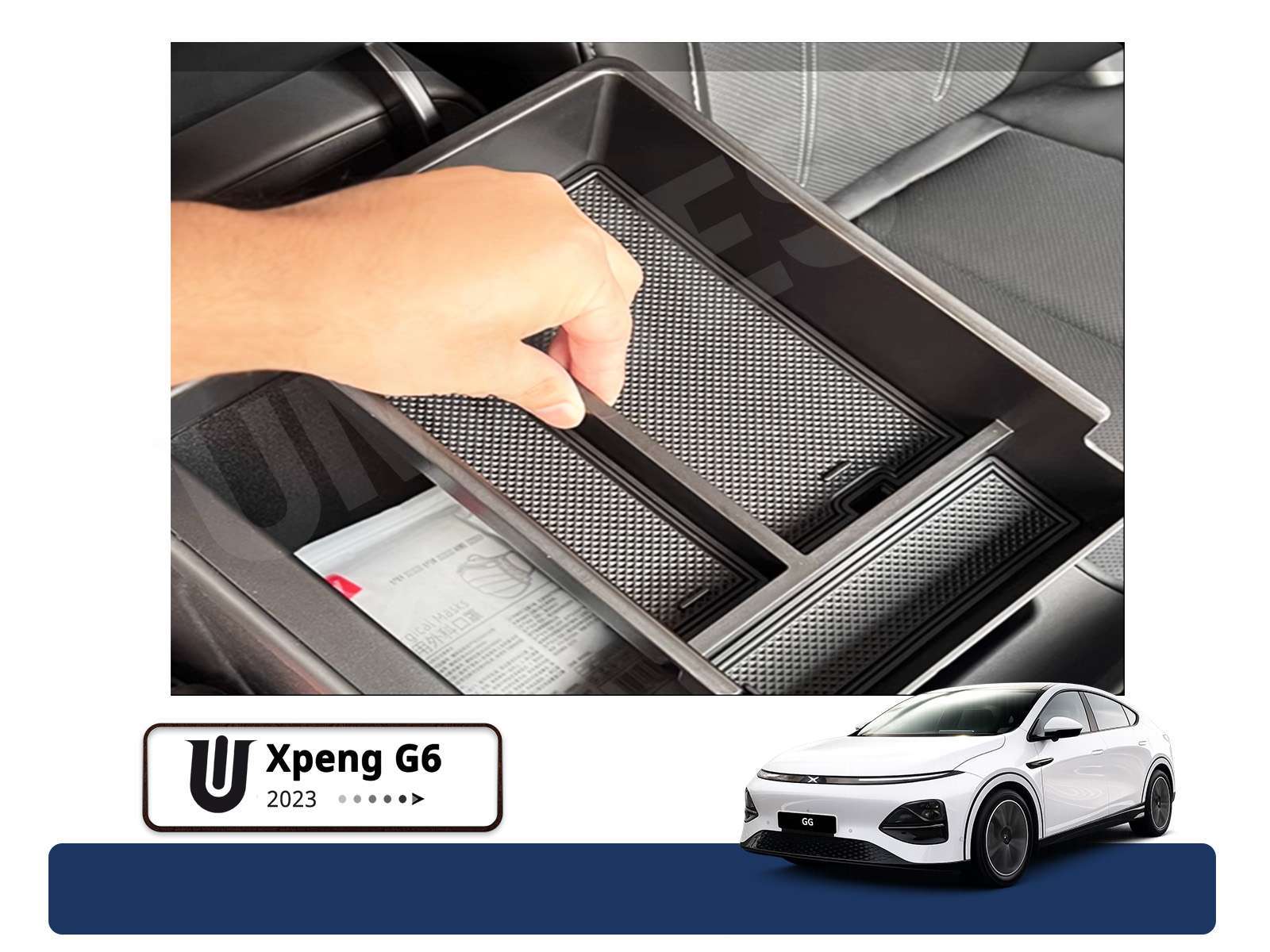 Xpeng G6 | Nem montering af indsats under armlæn Viser hvor enkelt indsatsen monteres i rummet under armlænet i Xpeng G6 2023 og nyere uden brug af værktøj