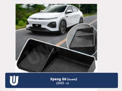 Dette billede viser opbevaringsbakken til bag hovedskærmen til XPeng G6 facelift 2025 og nyere årgange i brug. Produktet præsenteres monteret i bilens interiør og sammen med XPeng G6 i kørsel.