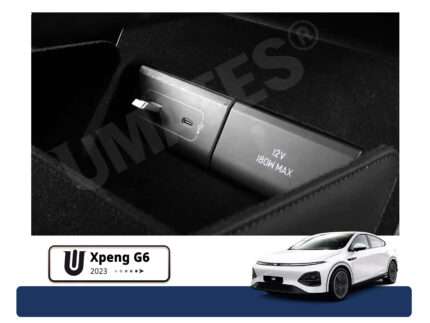 Indsats til nederste midterkonsol i Xpeng G6 med fri adgang til USB- og 12V-opladning.