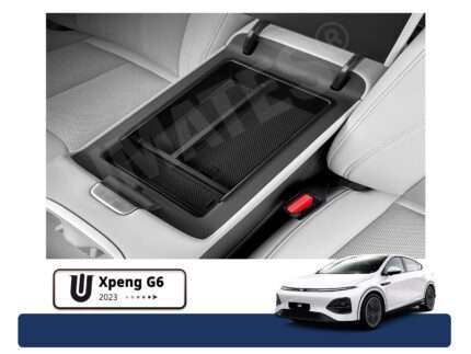 Formstøbt opbevaringsbakke monteret under armlænet i Xpeng G6 2023 og nyere, integreret harmonisk i bilens interiør