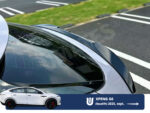 Ducktail spoiler til Xpeng G6 facelift 2025 set skråt bagfra, monteret på bagklappen