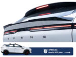 Ducktail spoiler monteret på Xpeng G6 facelift 2025, set bagfra med tændte LED-baglygter og XPENG-logo