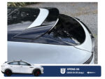 Ducktail spoiler til Xpeng G6 set skråt bagfra, der viser spoilerens profil og blanke finish